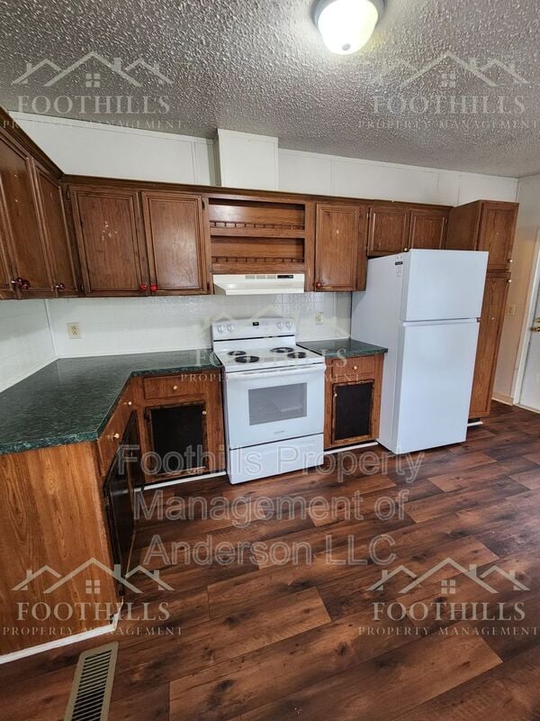 Building Photo - 104 Hickory Forest Dr