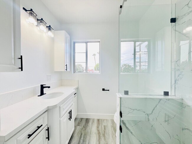 Building Photo - 439 1/2 N Hayworth Ave-439.5