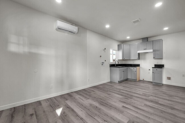 Building Photo - 5842-5840 Denver Ave