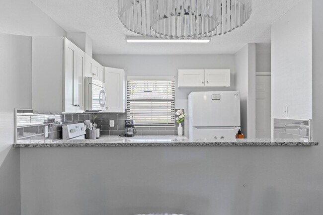 Building Photo - Ready to move in!