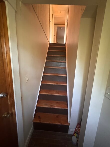 Upstairs Apartment - 203 Bedell Ave
