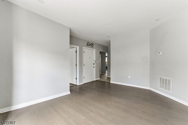 Building Photo - 467 Summer Ave