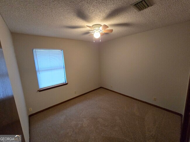 Building Photo - 425 Sunnyside Dr