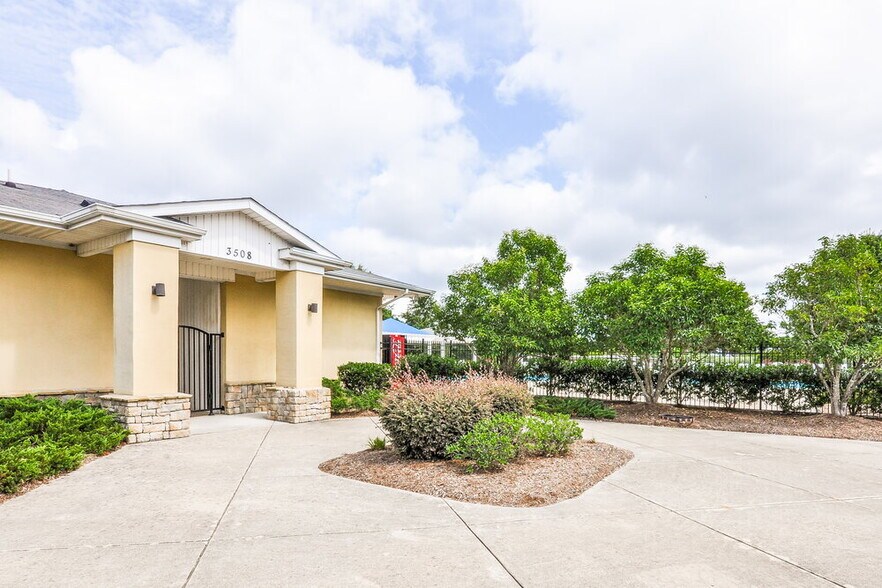 Building Photo - 3637 Pinkham Way