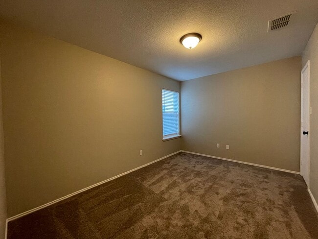 Building Photo - COMING SOON - 3 BEDROOM 2 BATH HOME IN SW ...