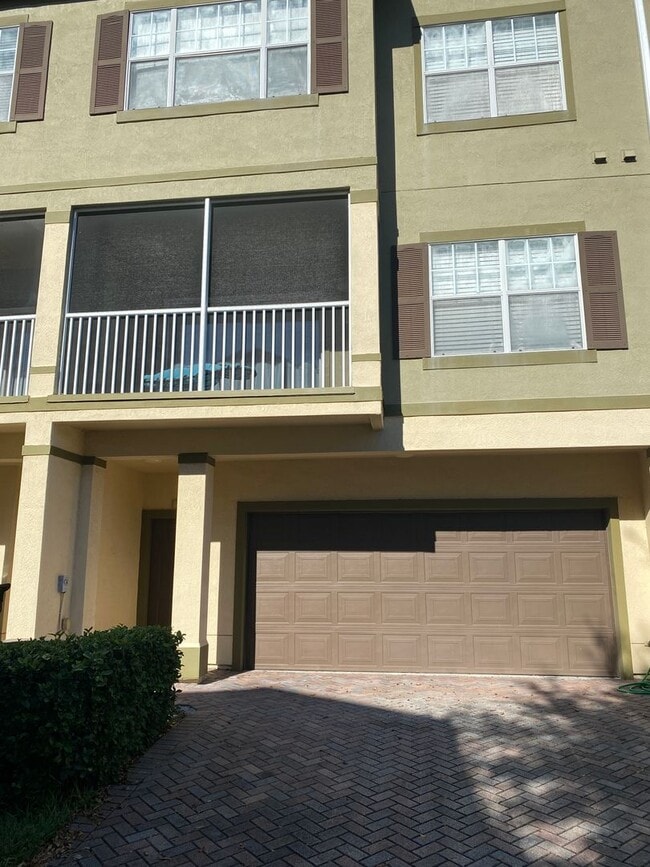 Building Photo - Beautiful 2 bedroom, 2.5 bath Condo in the...