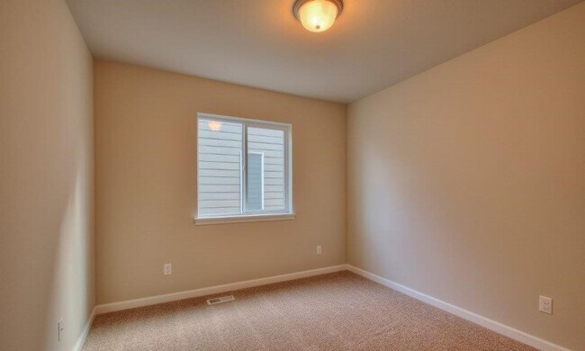 Building Photo - WELCOME HOME!!!! 5 Bedroom 2.5 Bath