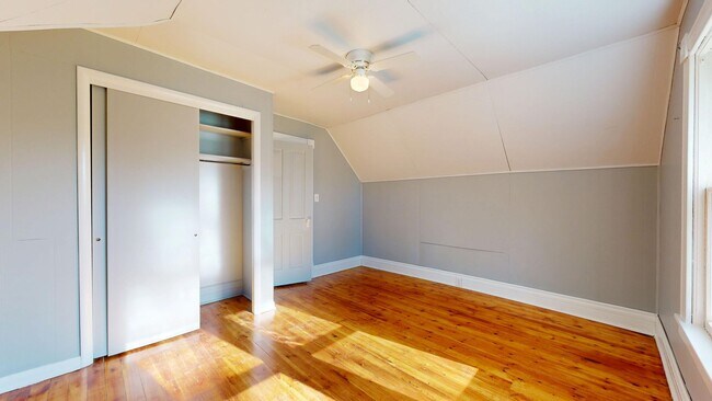 Building Photo - 3- Bedroom, 1- Bath Home with a 2 Car Gara...