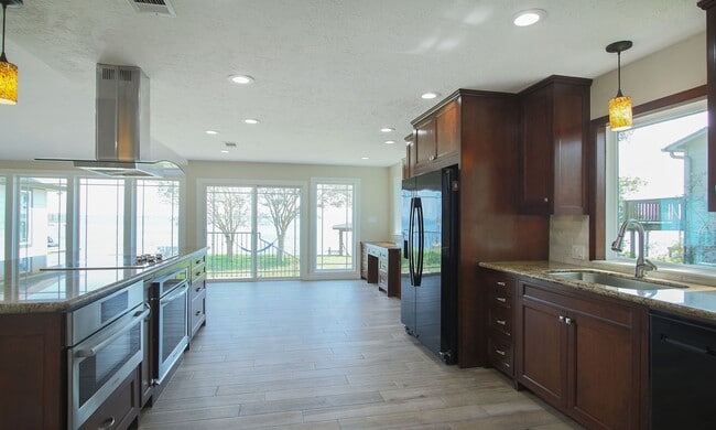 Building Photo - 14535 Diamondhead N