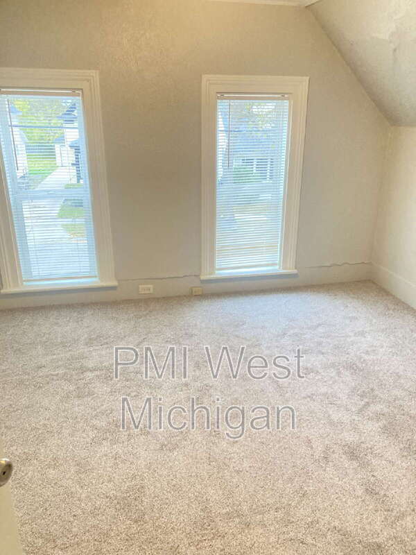 Building Photo - 826 Arianna St NW