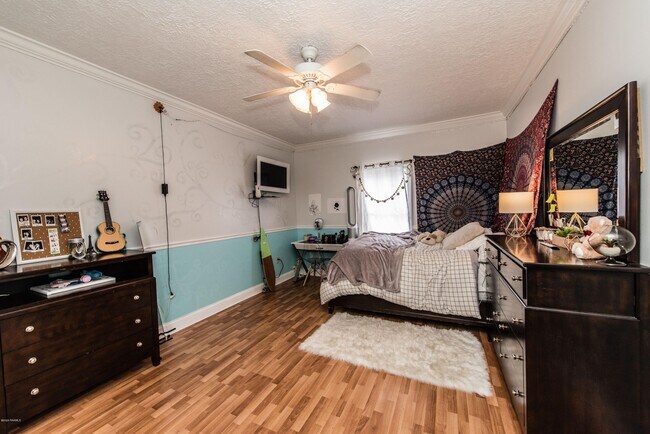 Building Photo - 1738 Red Bud Ln