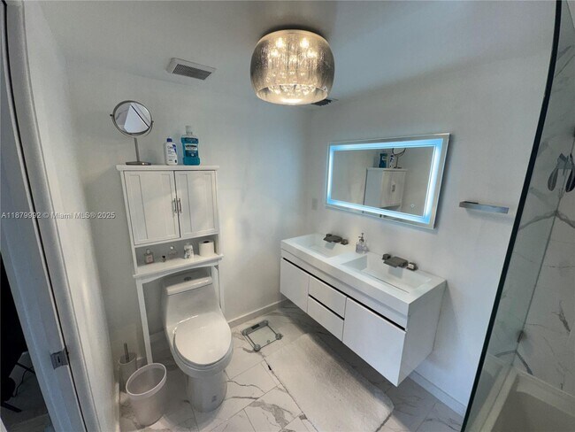 Building Photo - 10048 SW 77th Ct