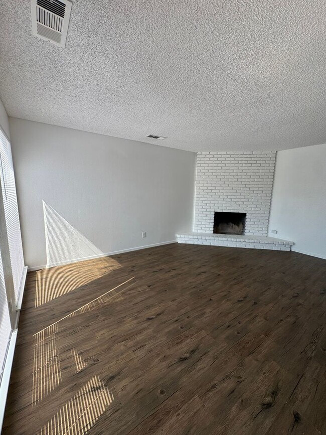 Building Photo - 3951