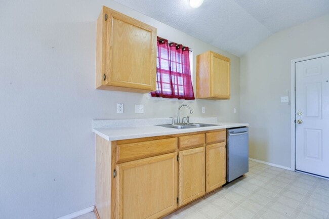 Building Photo - COMING NOVEMBER 2025 - 3 Bedroom Home in t...