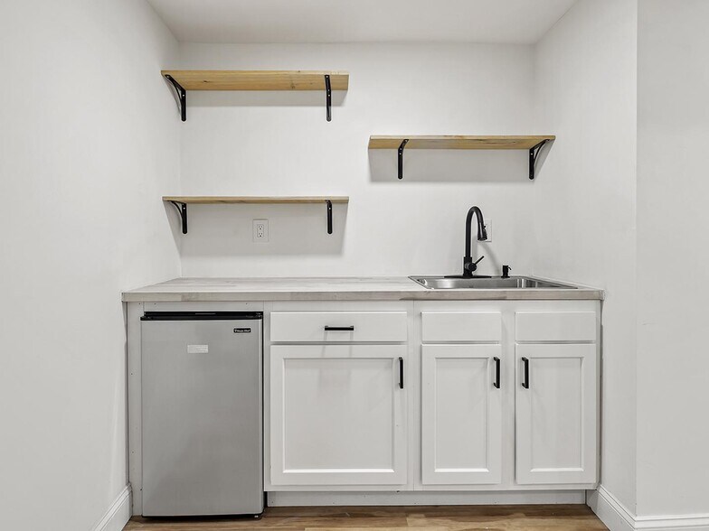 Building Photo - Modern update Petworth rowhouse near Fort ...