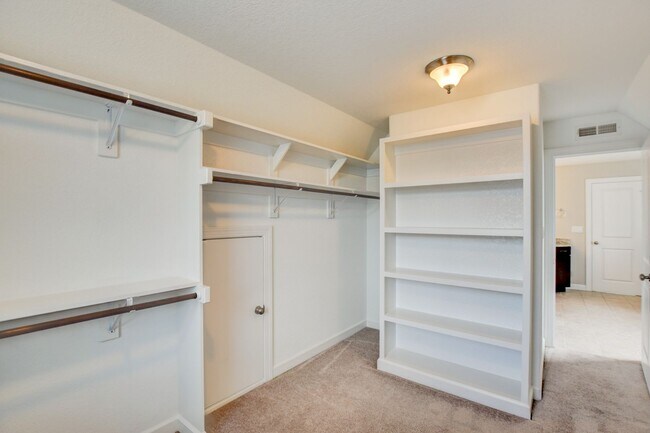 Building Photo - 813 Evelyn Way