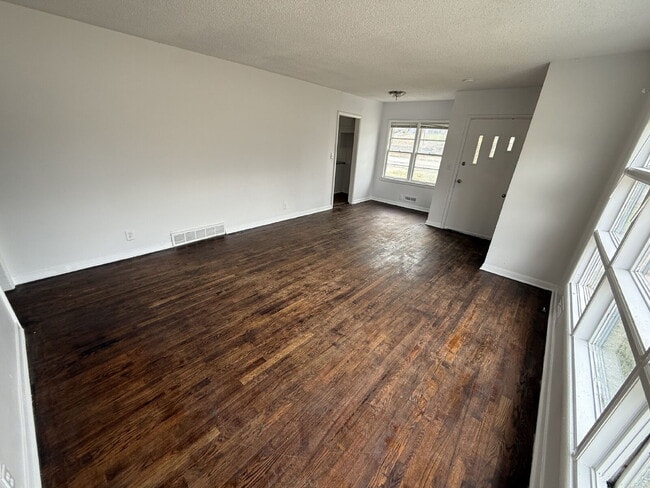 Building Photo - **READY NOW** 4 Bedroom/2 Bath Home In KCMO