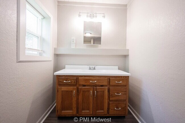 Building Photo - "Cozy 1-Bedroom Haven in Greenfield – Perf...