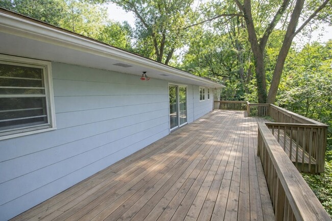 Building Photo - 715 Bluffdale Dr