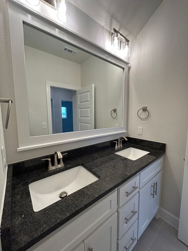 Building Photo - Beautiful Modern Home in Pea Ridge!