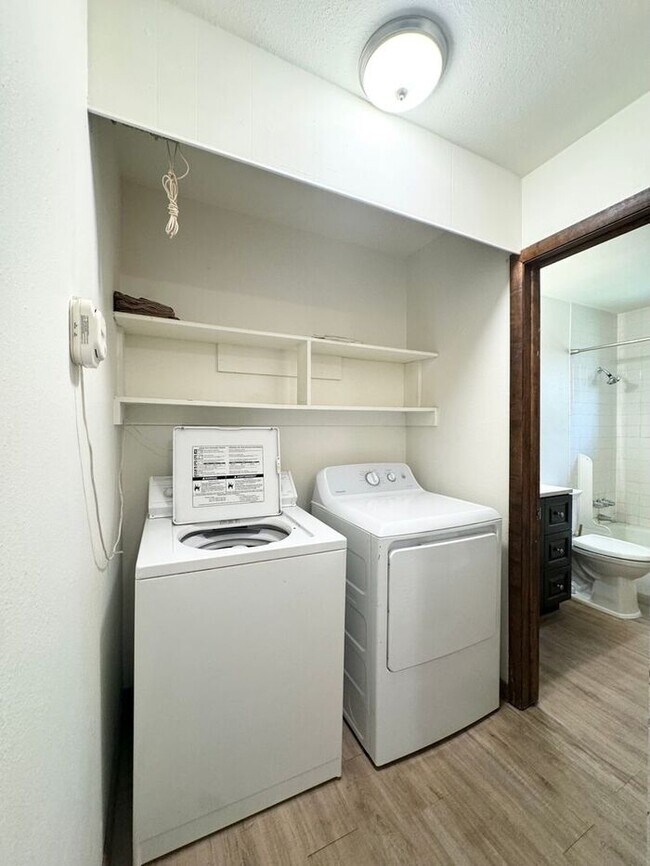 Building Photo - GREAT LOCATION! 2Bed, 1 Bath Bright and Sp...