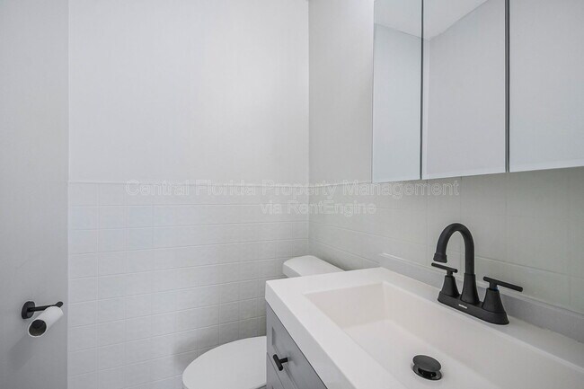 Building Photo - 21 E Celeste St