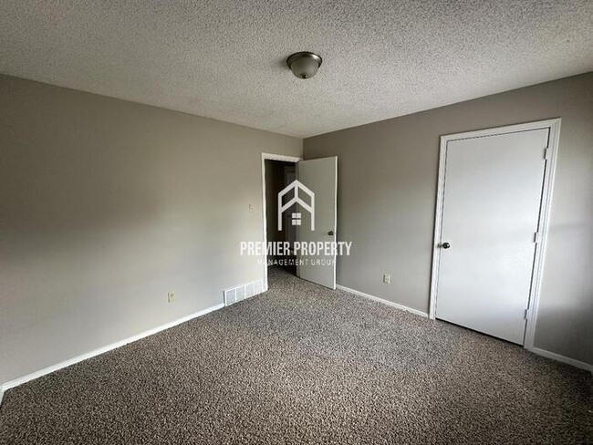 Building Photo - 6016 Rosewind Cir W