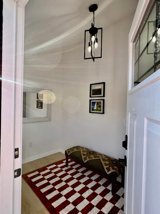 Key pad entrance/ foyer. - 2016 N Ave