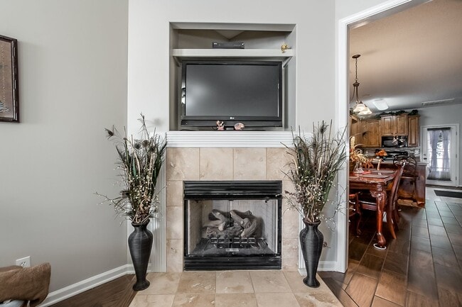 Building Photo - 3 bedroom 2 bathroom townhouse in Covington Villas