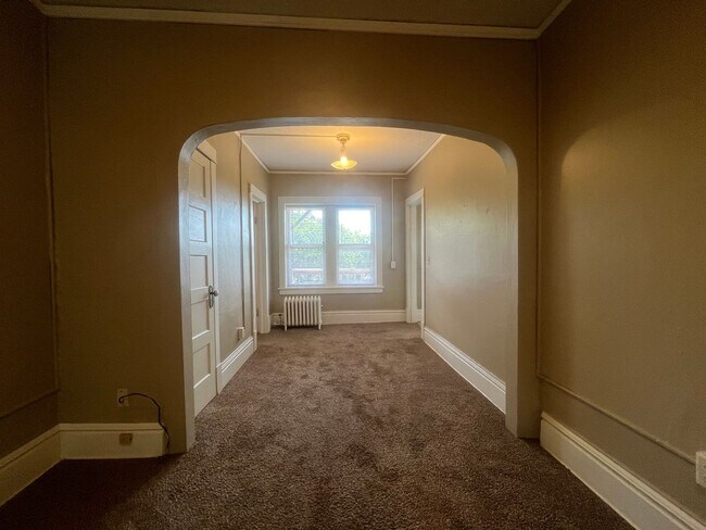 Building Photo - 469 Herschel St