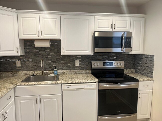 Building Photo - 5525 N Lakewood Cir