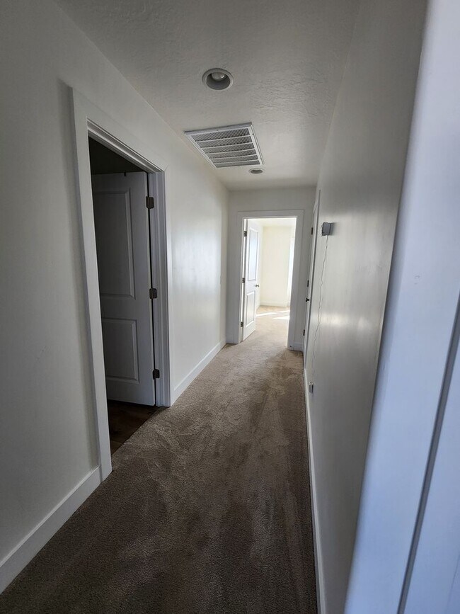 Building Photo - Beautiful Modern Townhome with Spacious La...