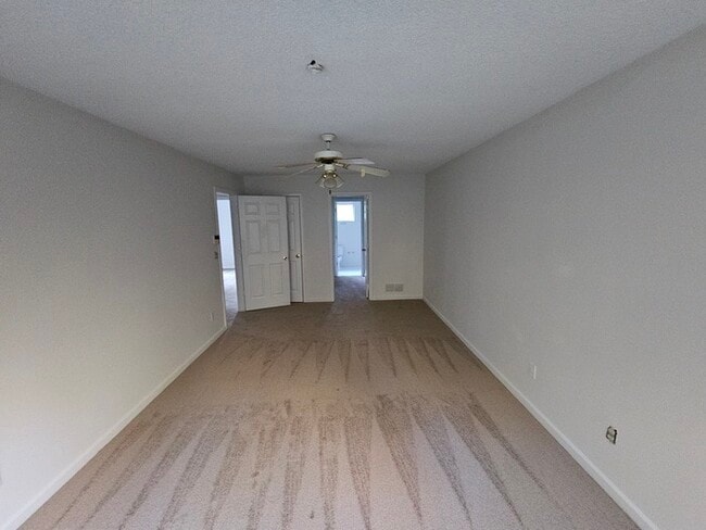 Building Photo - Town Home For Rent