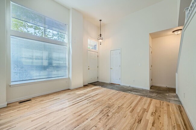 Building Photo - SW Longmont Townhome