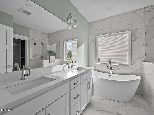 Building Photo - Beautiful New 4 Bedroom, 3 full bath plus ...
