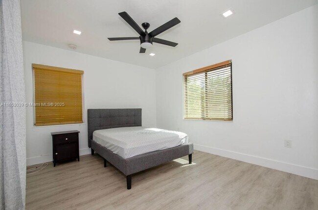 Building Photo - 935 NE 129th St