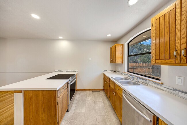 Building Photo - 1350 N 17th St