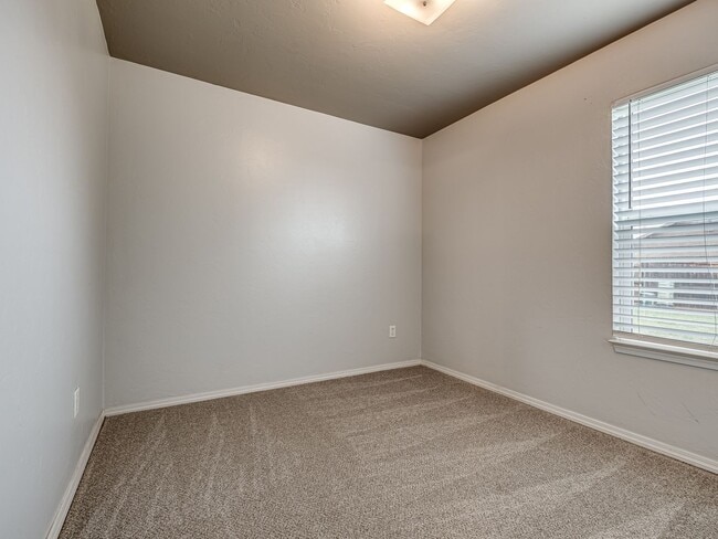 Building Photo - Charming Home in Edmond + Edmond Schools