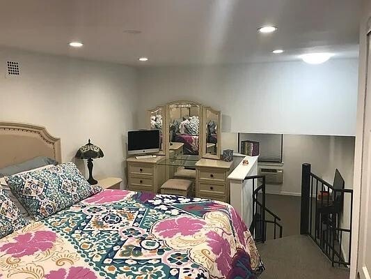 Building Photo - 211 Thompson St