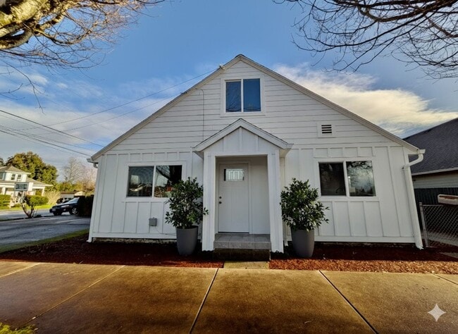 Building Photo - Modern Luxury Meets Small Town Charm in Your New Gladstone Home!
