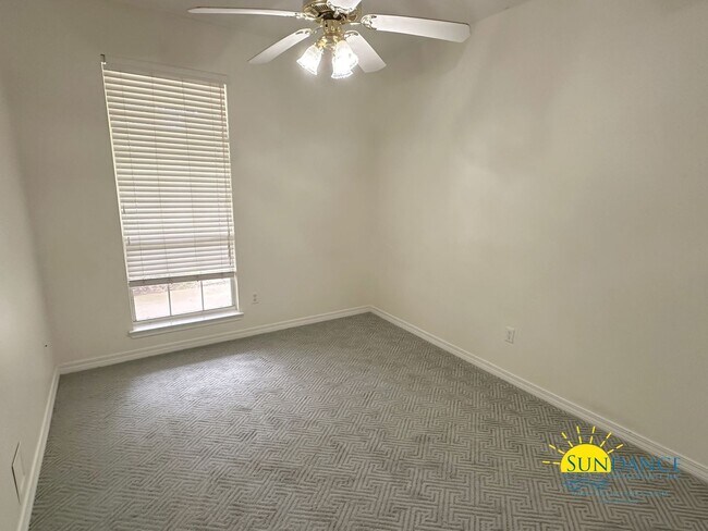 Building Photo - Stunning 5 Bedroom Home in Robledal Estates