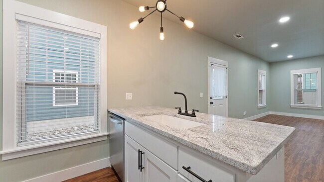 Building Photo - "Charming 2-Bed Oasis in Fayetteville with...