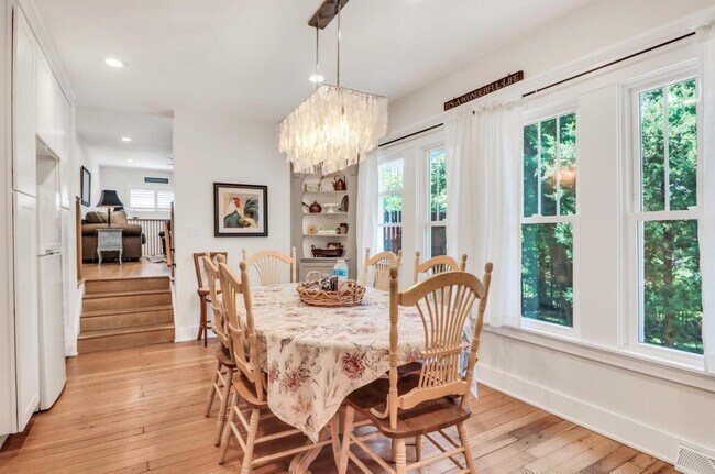 Building Photo - 543 Oakwood Trl