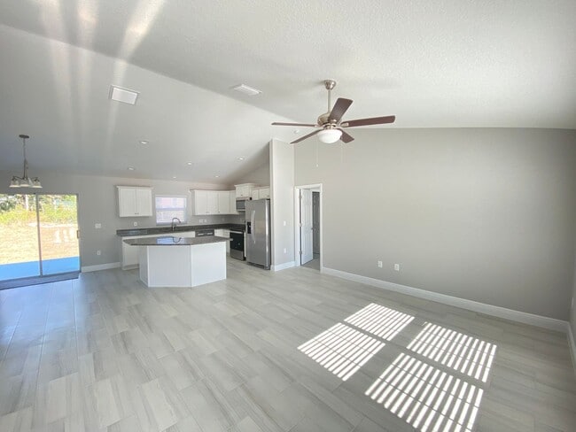 Building Photo - Desirable SW Ocala Neighborhood 4/2/2 *WON'T LAST*