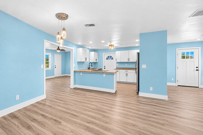 Building Photo - 115 Country Club Dr