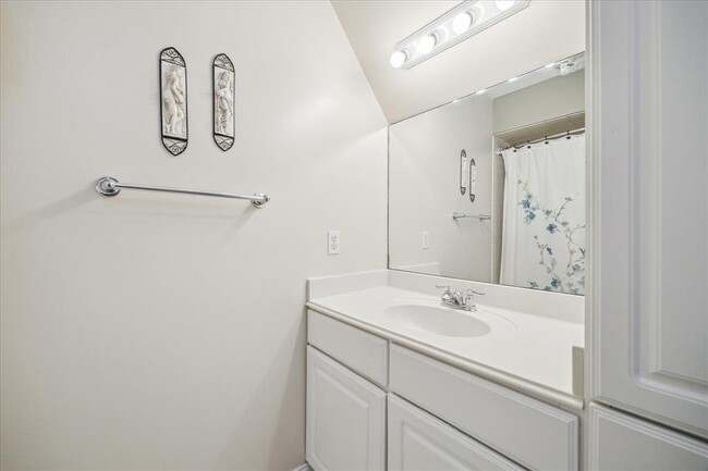 Building Photo - 211 W 31st St