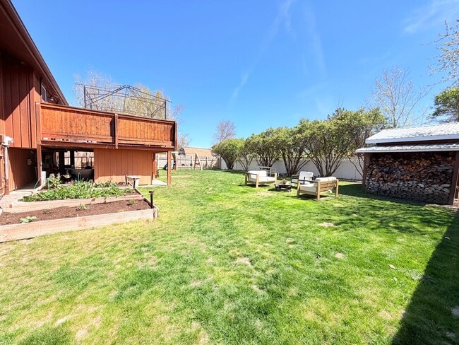 Building Photo - Beautiful Spacious Fox Farm Home