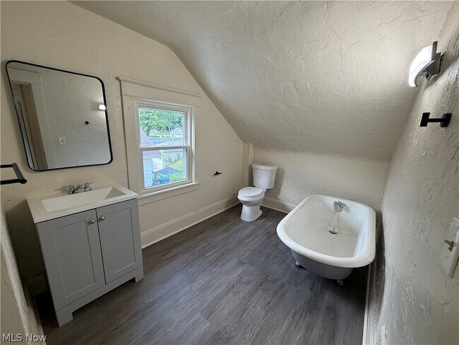 Building Photo - 210 Perry St