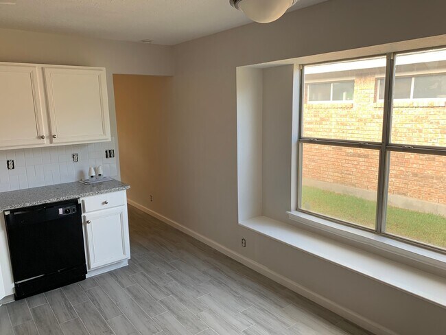 Building Photo - Beautifully remodeled 3/2