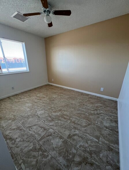 Building Photo - 408 W Felspar Ave